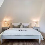 Ferienhaus, Ferienhaus *